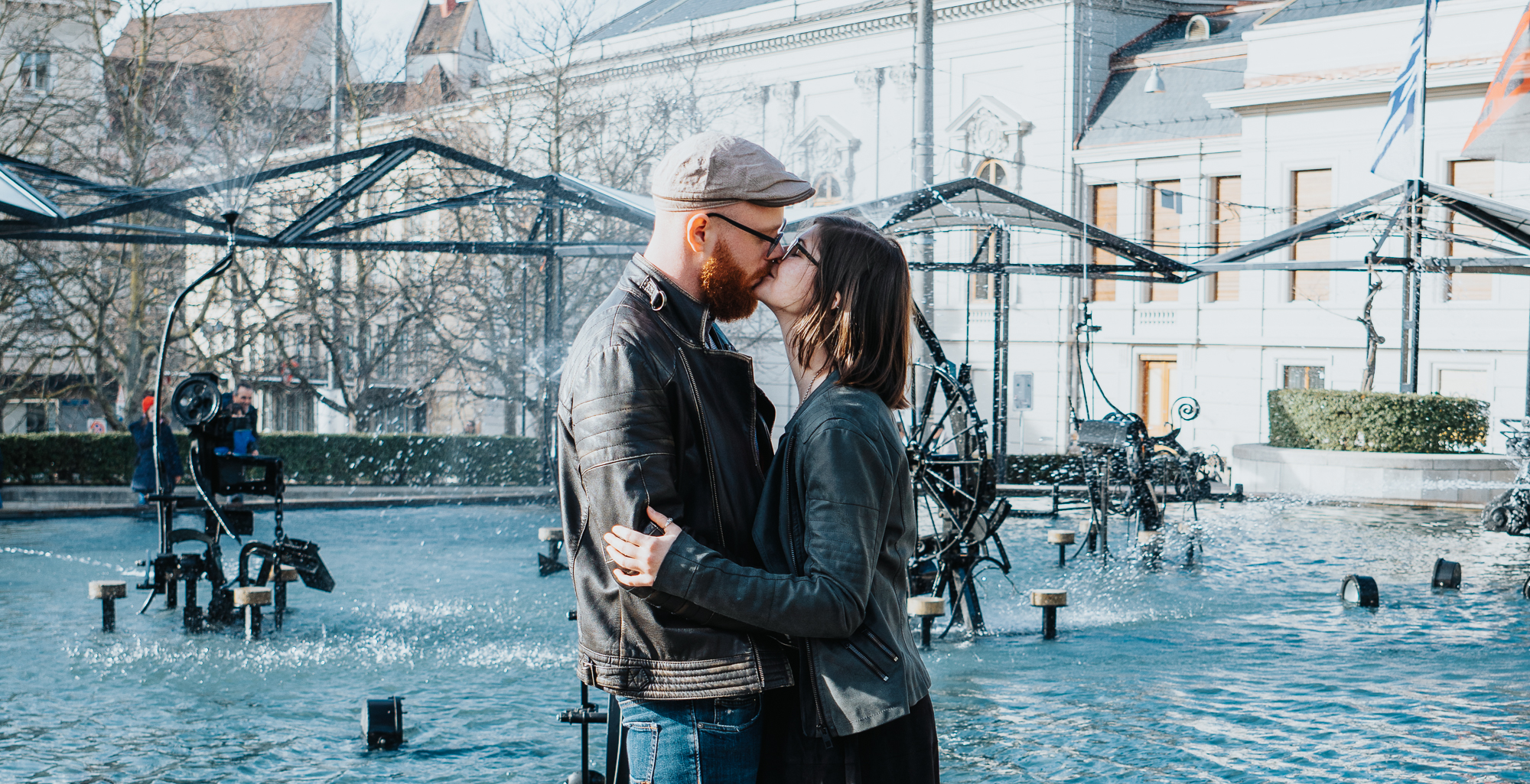 Paar küsst sich vor Tinguely Brunnen Basel bei Fotoshooting