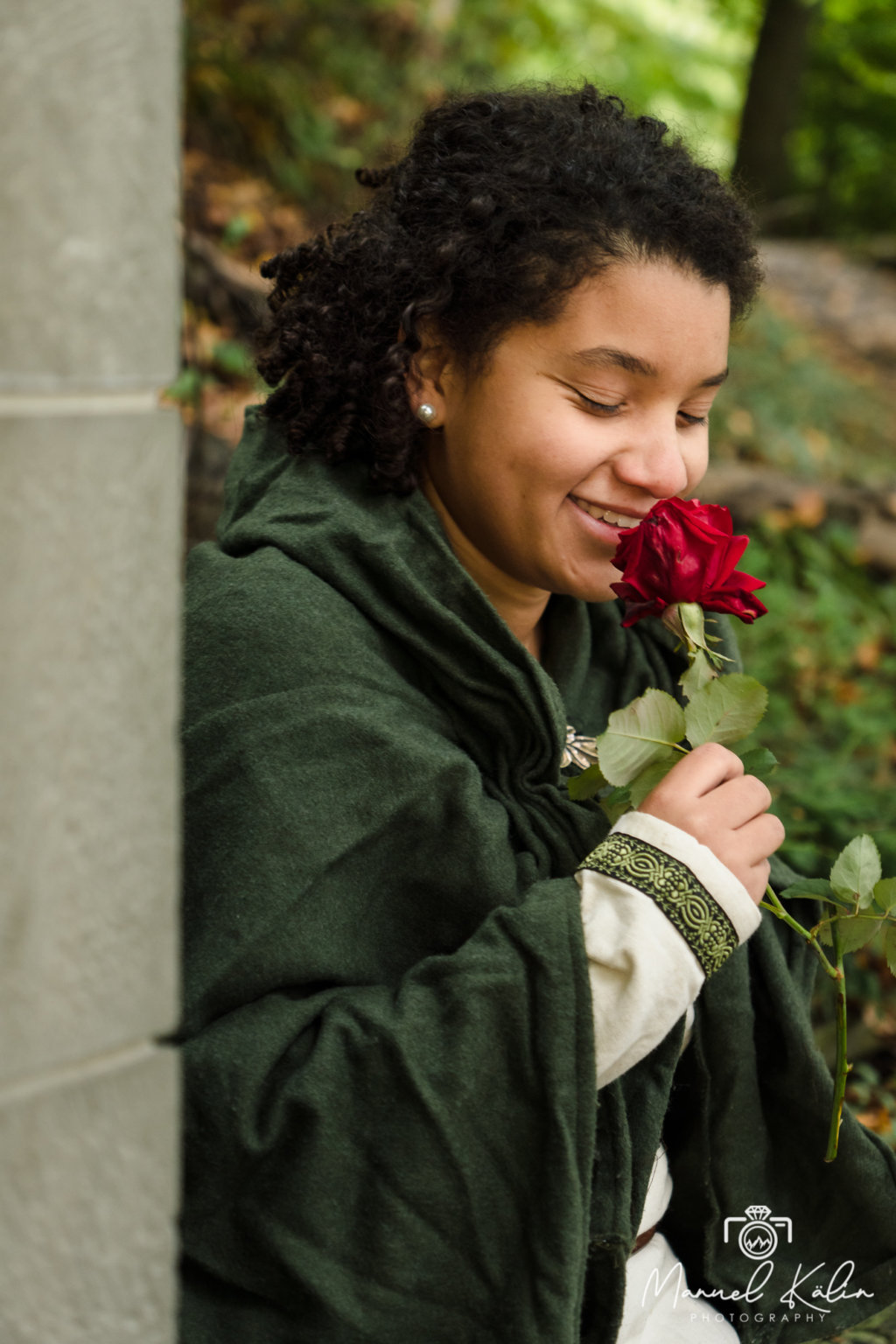 Shooting Mittelalter Hofdame riecht an einer Rose und lächelt