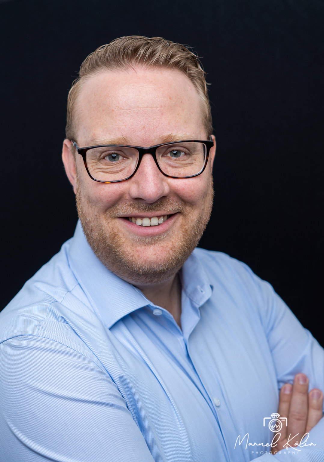 Business Portrait Shooting eines Profilfoto für LinkedIn und Xing von einem lächelnden Mann mit Brille