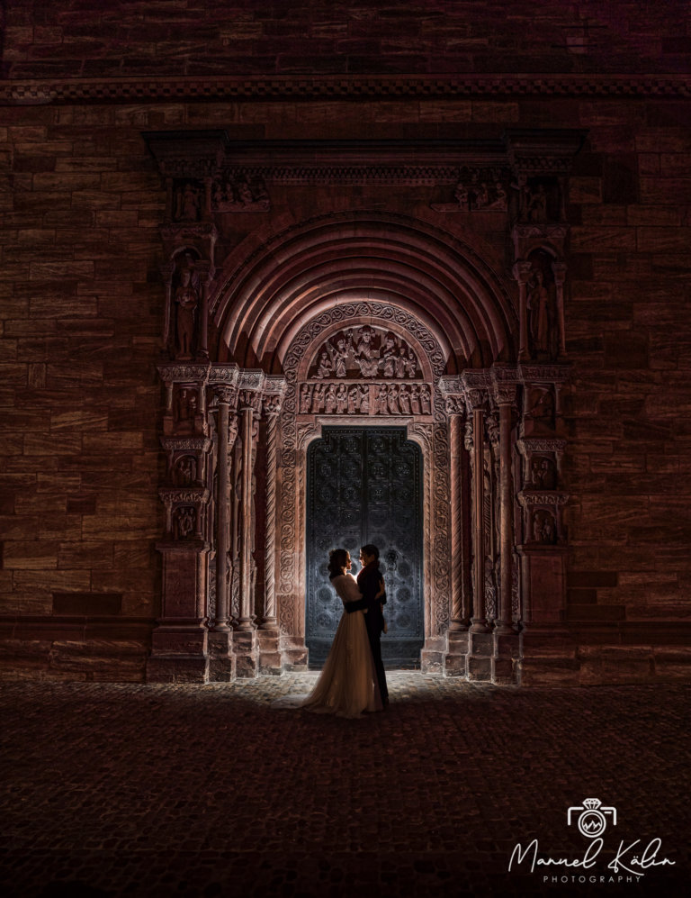 Nachfotografie des Brautpaars an der Hochzeit in Basel vor dem Münster