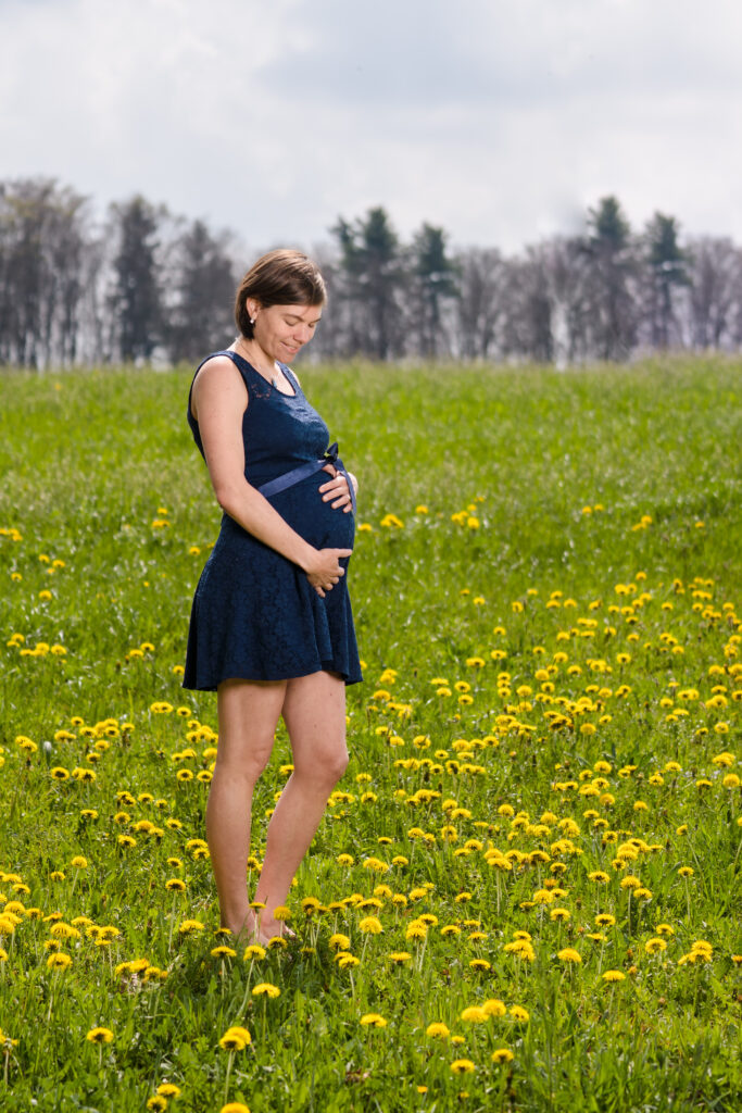 Schwangerschaftsshooting in der Blumenwiese