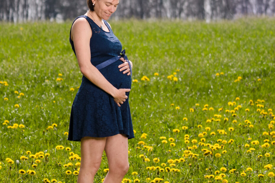 Schwangerschaftsshooting in der Blumenwiese