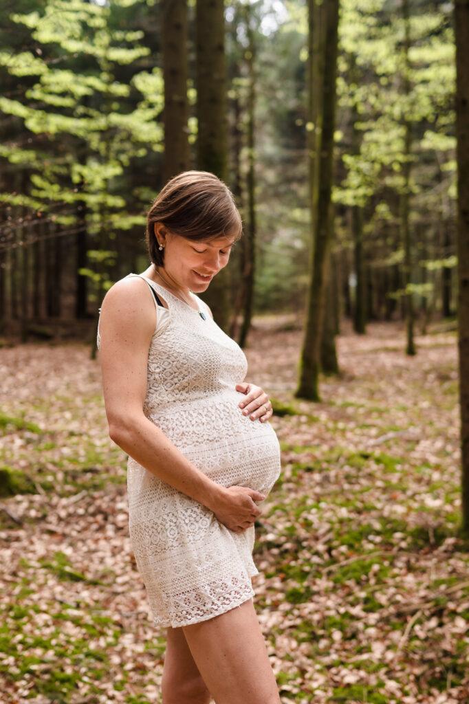 Schwangerschaftsshooting im Wald