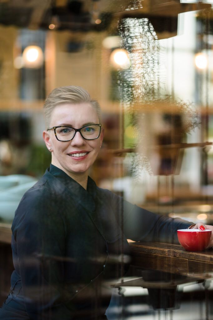 Personal Branding Fotoshooting Frau in Kaffee