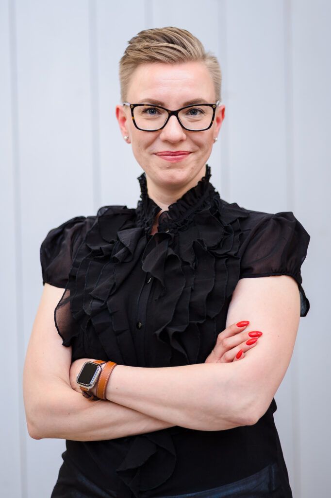 Personal Branding Fotoshooting Frau posieren vor weisser Wand